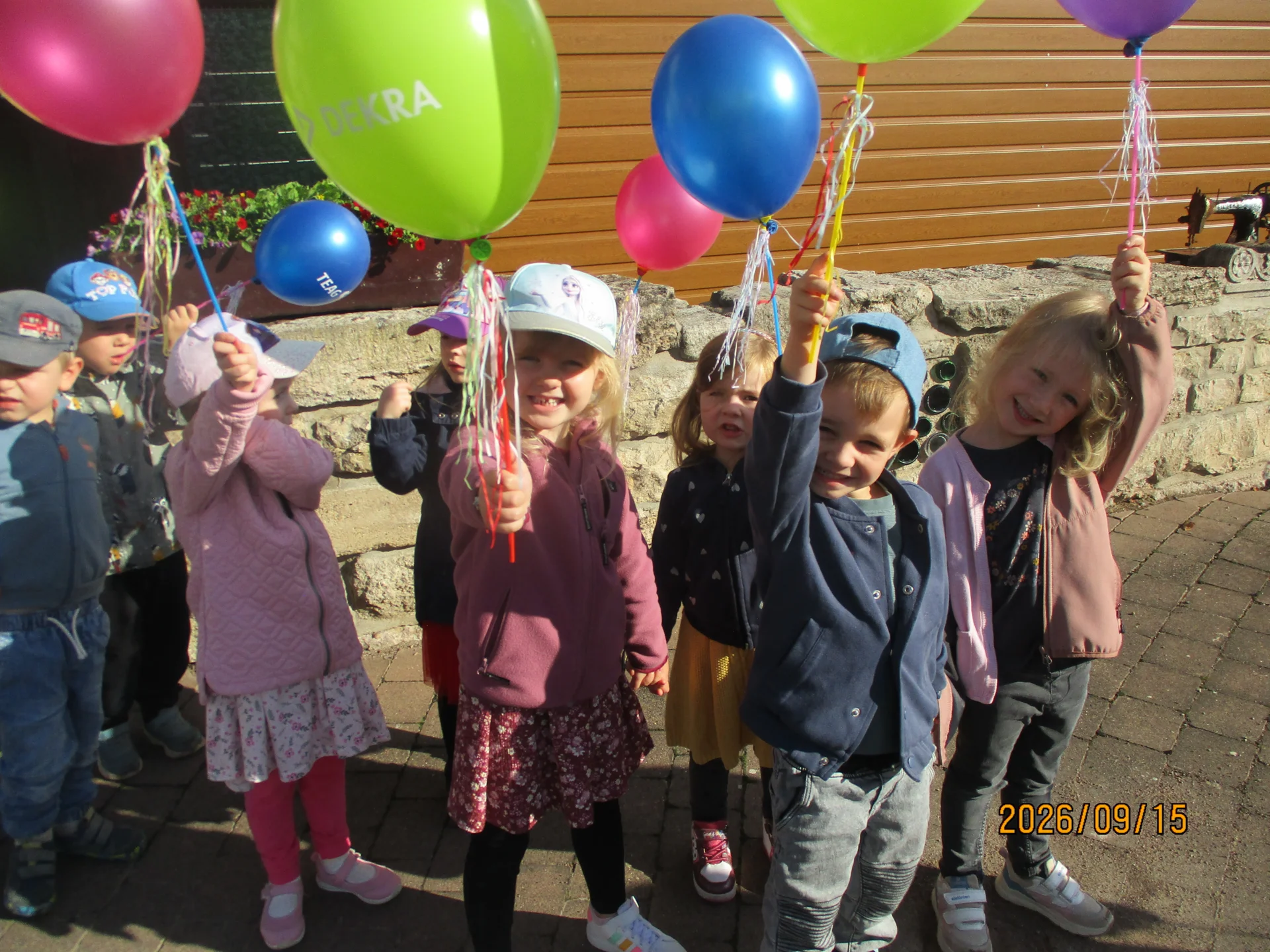 Kinder mit Luftballons, Umzug durch das Dorf