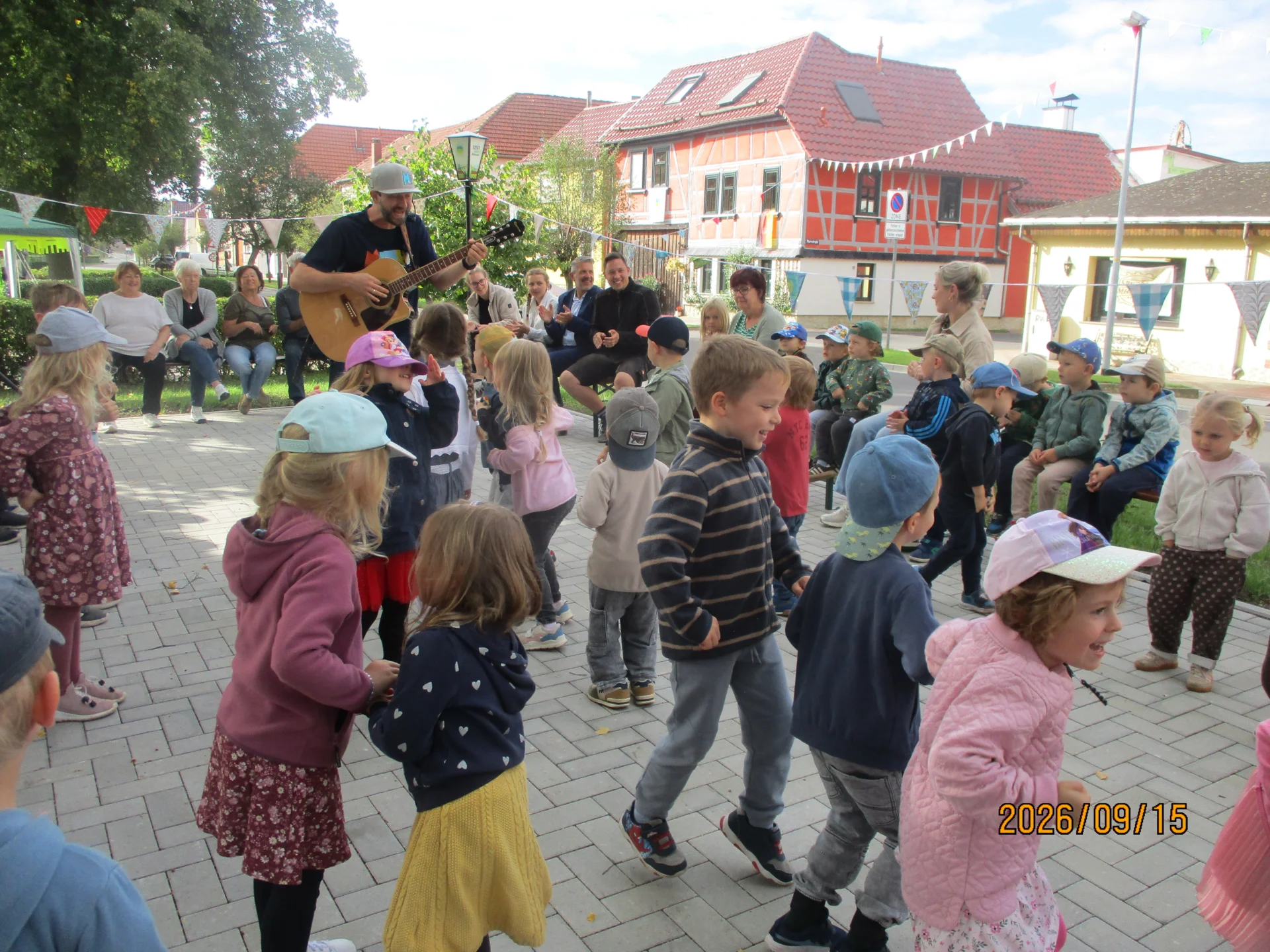 Kinder sind auf Festplatz, bekommen Programm mit Kinderliedern von Mathi dem Kinderliedmacher