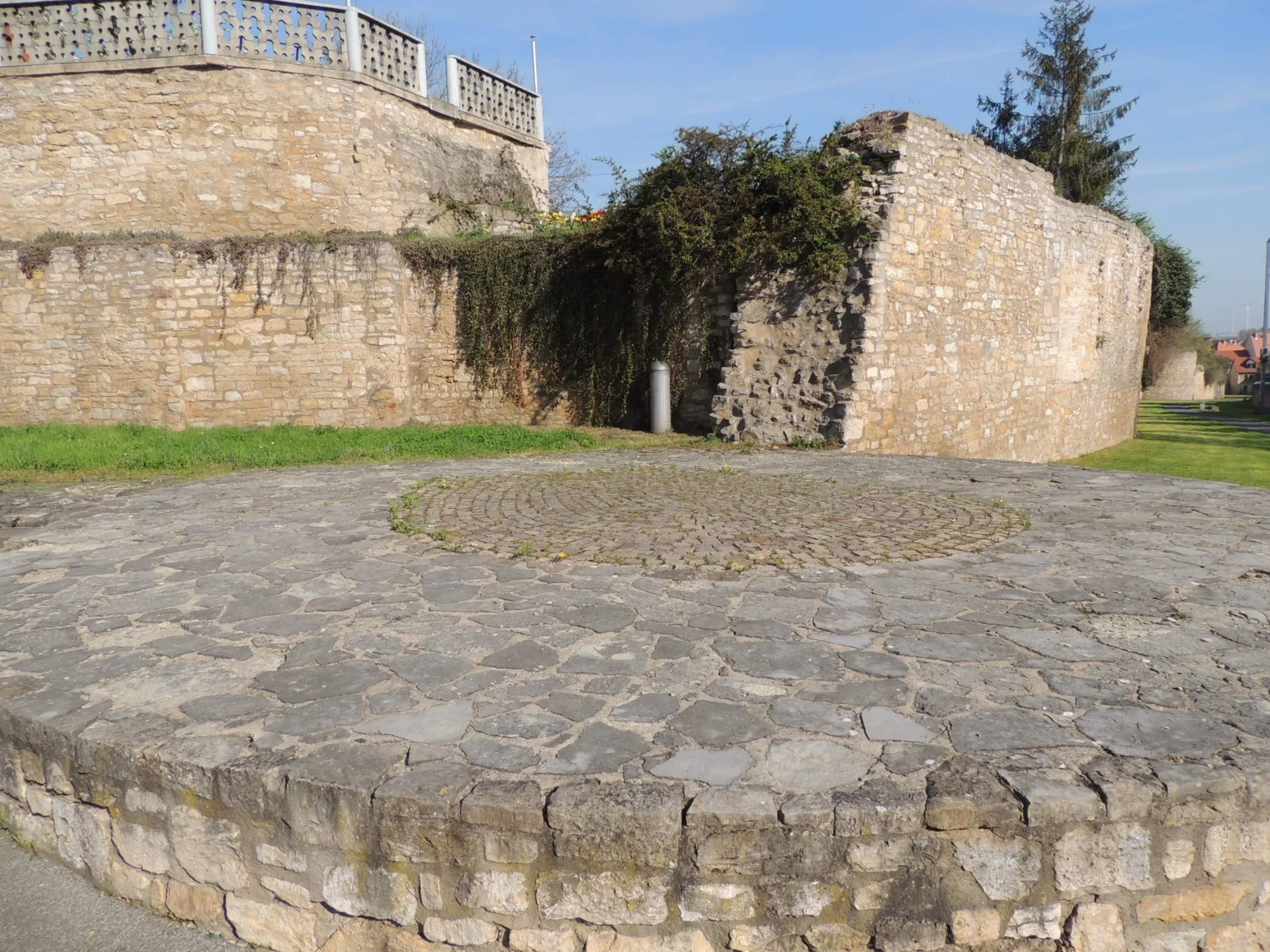Grundmauern eines Wehrturms der inneren Stadtmauer im Schießgraben