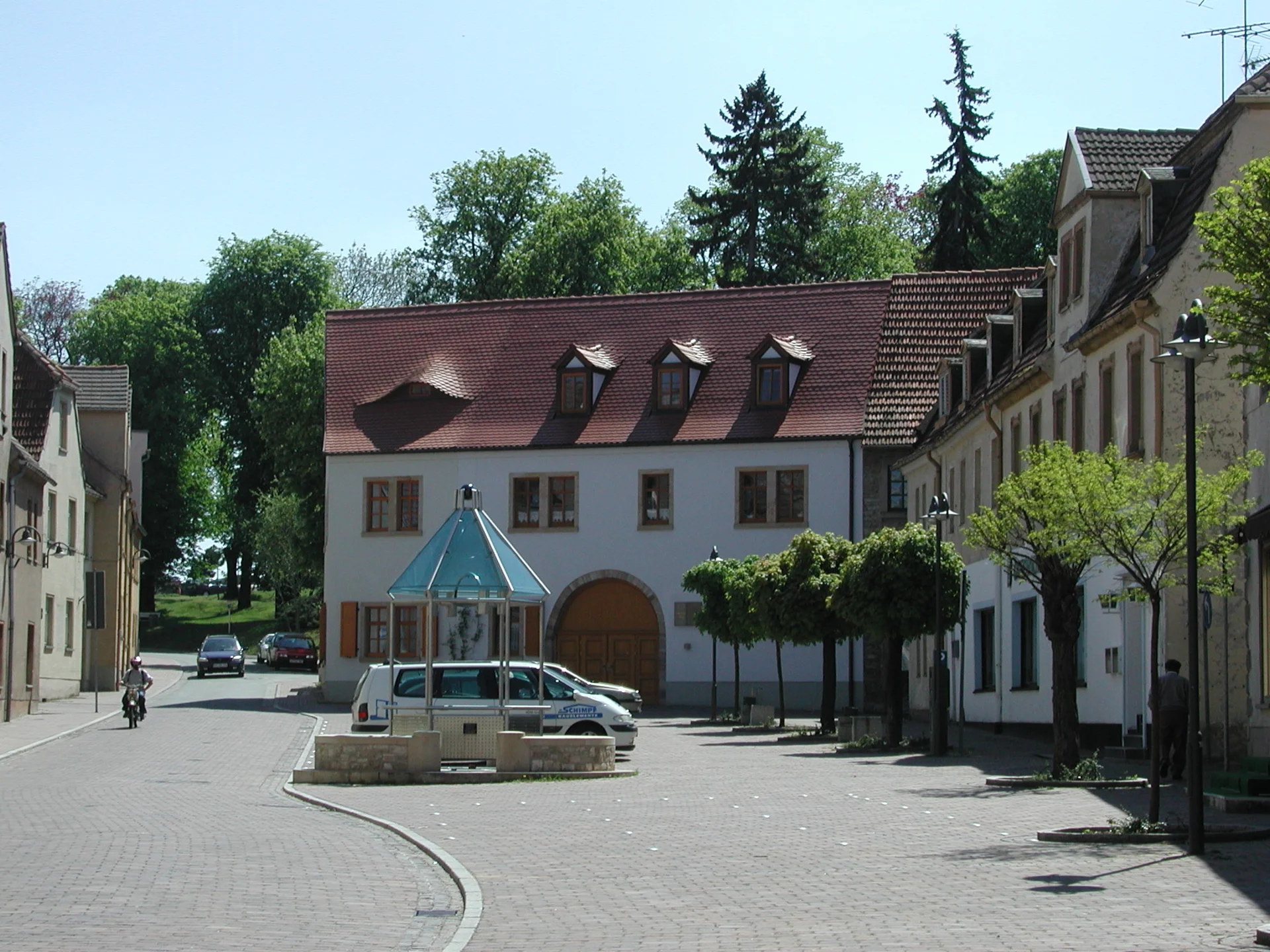 Das Johannes-Schlaf-Haus in der Nebraer Straße. Der Platz davor wird umgangssprachlich Entenplan genannt.