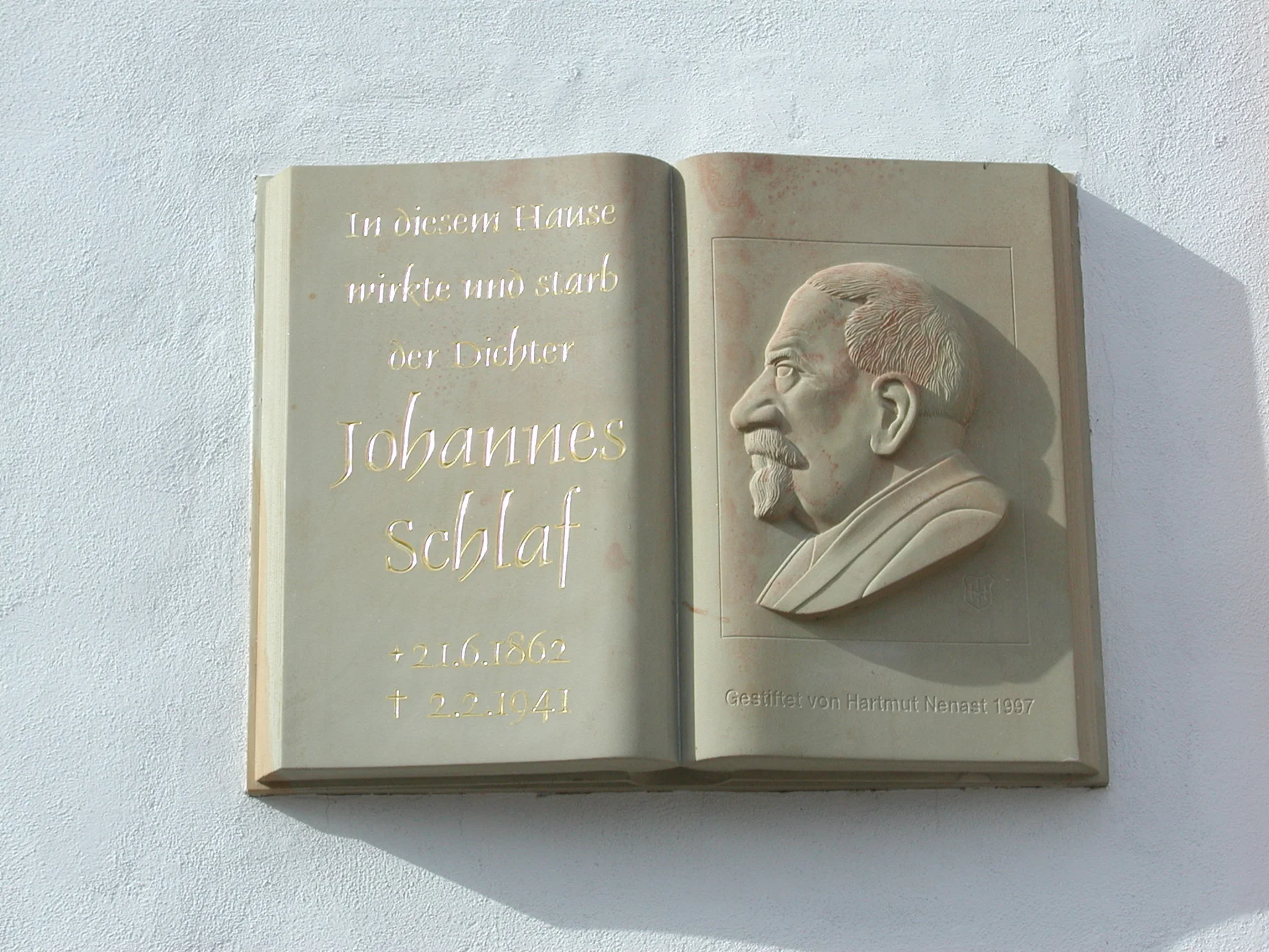 Die Tafel erinnert an Johannes Schlaf, der in diesem Haus wirkte und starb.