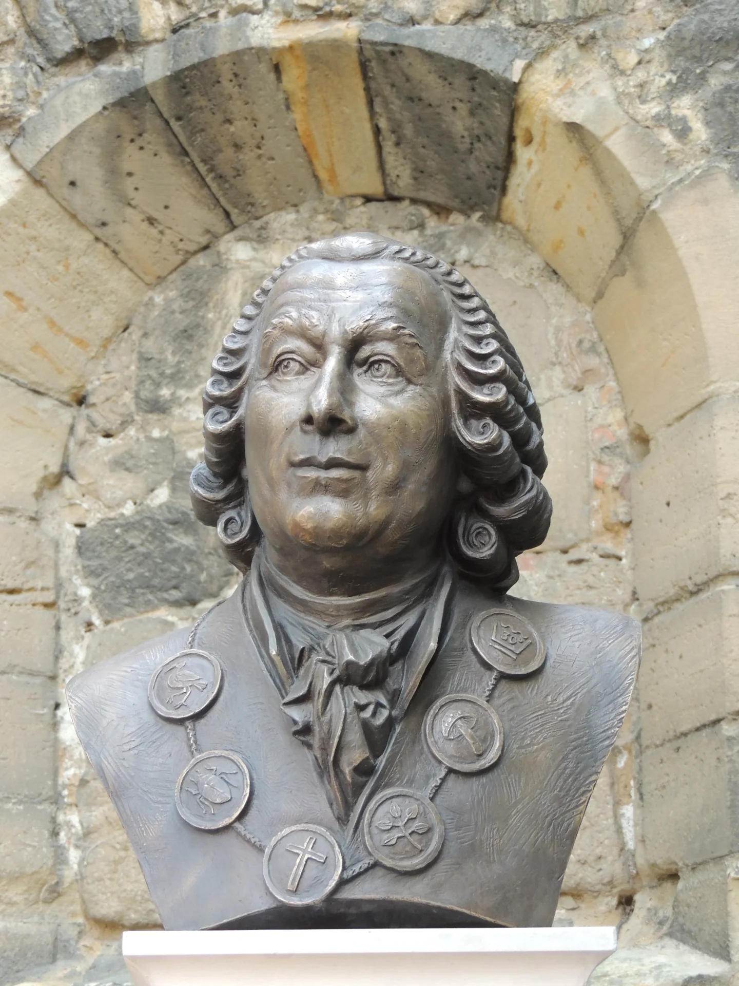 Auf dem Kirchplan gleich hinter der Stadtkirche steht das Denkmal des Universalgelehrten Jacob-Christian Schäffer, der den Blick fest auf sein Geburtshaus gerichtet hat.