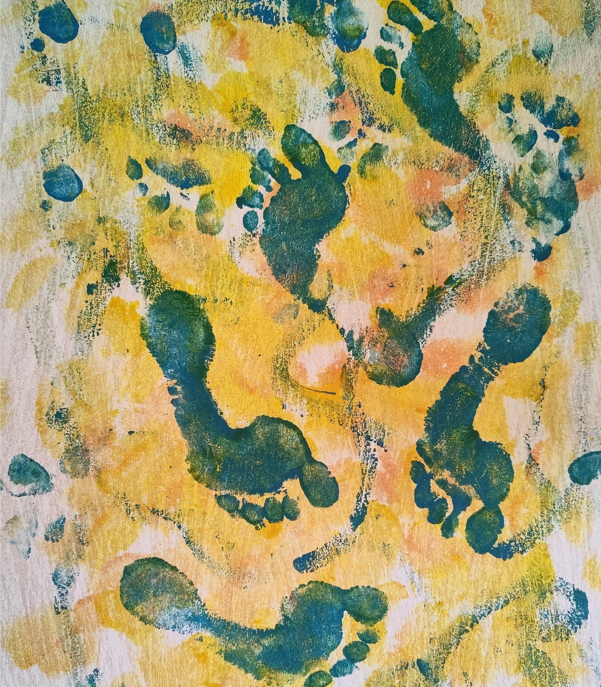 Aquarell auf Tapete: blaue Fußabdrücke auf gelbem Hintergrund
