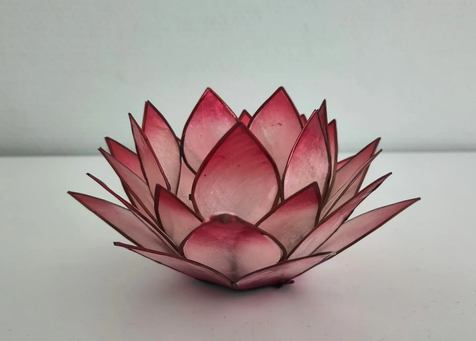 Skulptur einer Lotusblüte in rot und rosa Farbtönen