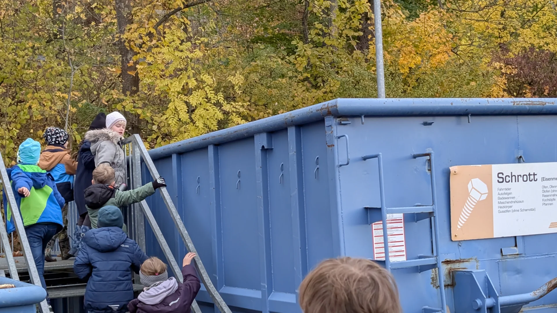 Was kommt in diese großen Container?