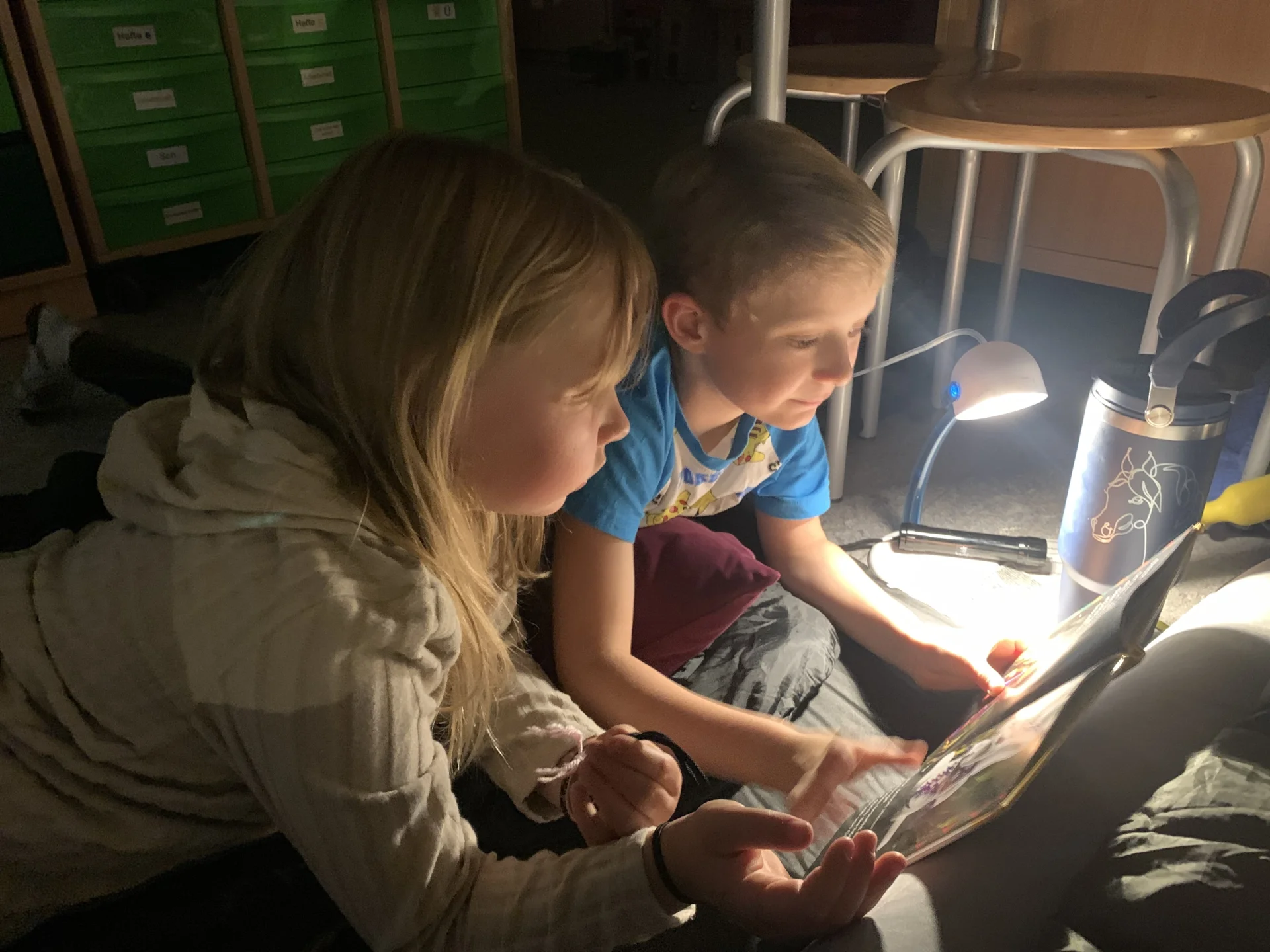 Lesende Kinder