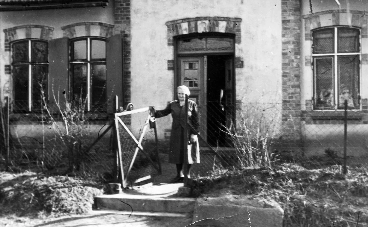 Martha Oehlkers vor dem Haus Nr. 3 (1946)