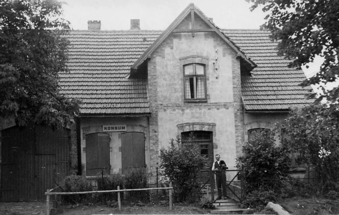 Haus Oehlkers mit Herrn Liebenow davor (um 1953 Konsum und Bäckerei)