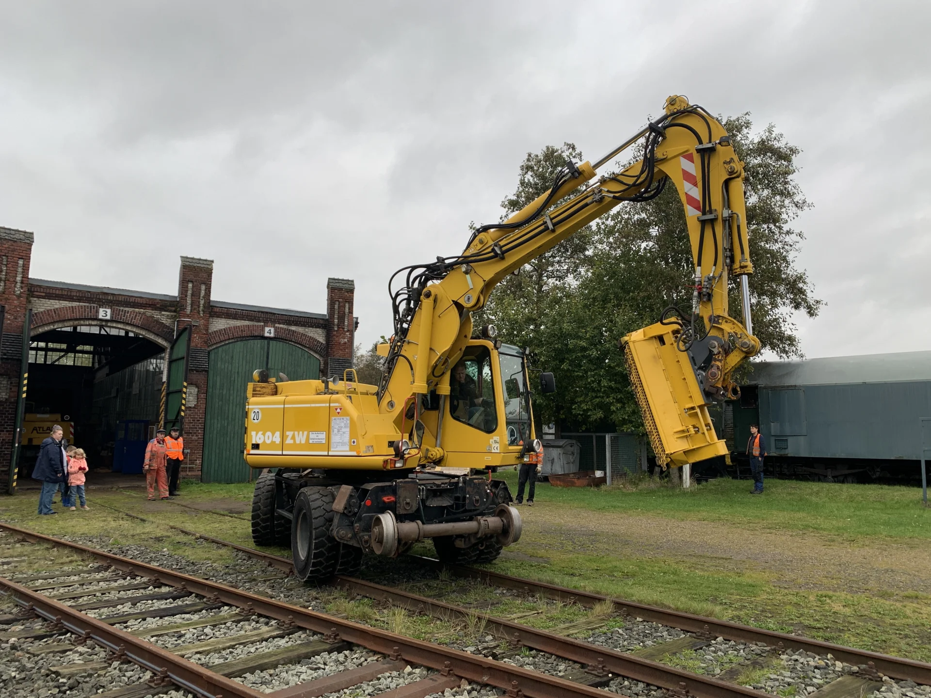 Bagger AB 1604 ZW mit angebautem Mulcher.