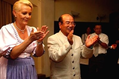 Beifall von Rosenheims Oberb&uuml;rgermeisterin Bauer und Ichikawas B&uuml;rgermeister Chiba 