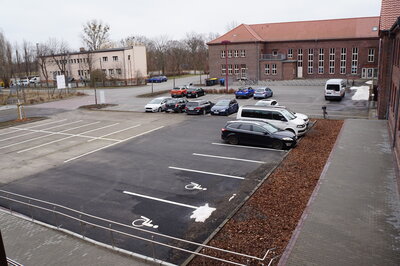 Vorschaubild: 01.03.2021 Parkplatz mit neuem Asphalt, neuer Kennzeichnung und Bepflanzung