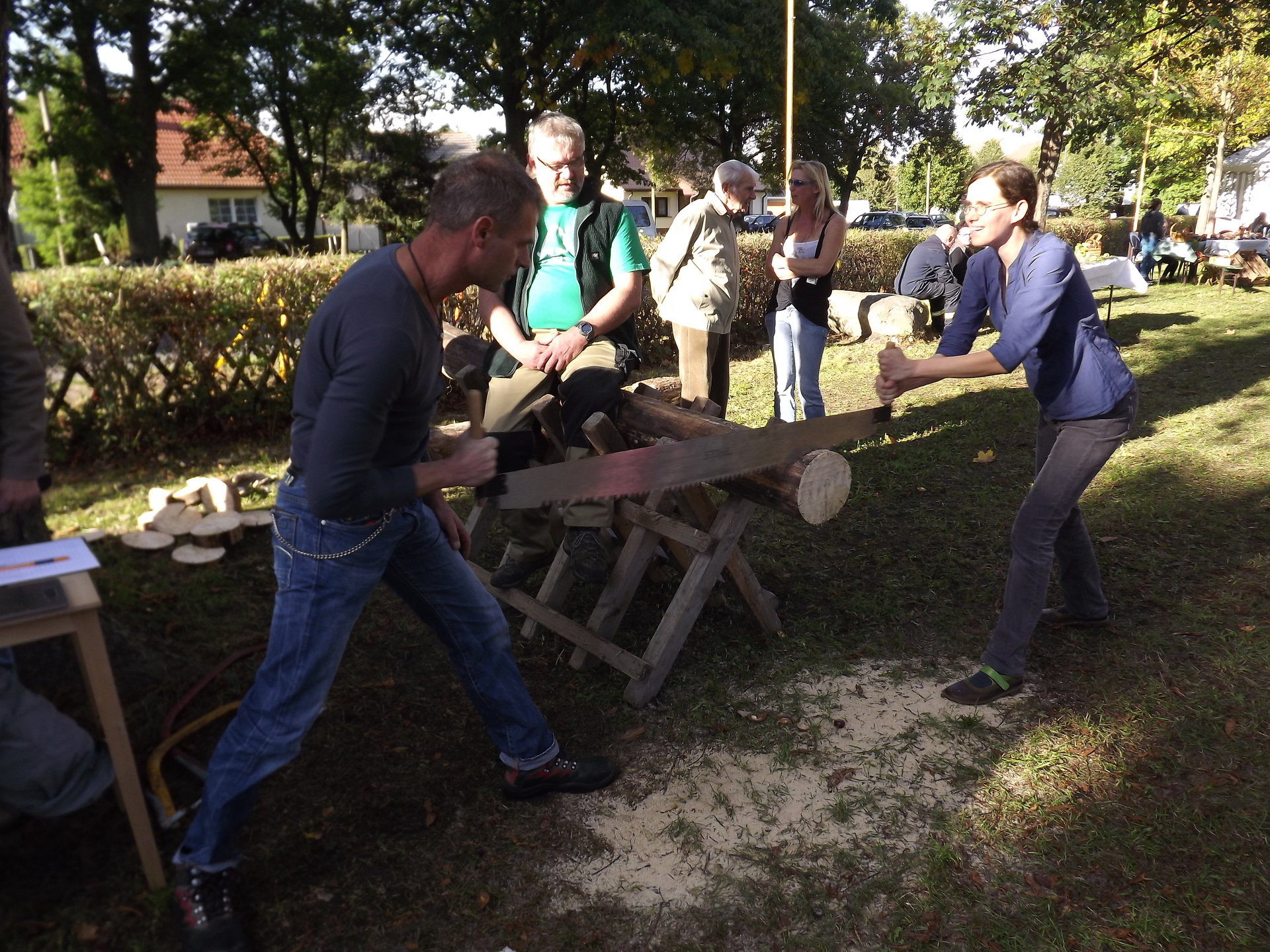 Bild : Spaß beim Wettbewerb Holz auf Maß abschneiden