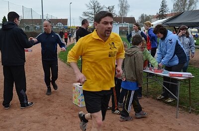 Foto des Albums: Schüler, Eltern und Lehrer beim Spendenlauf (20. 04. 2013)