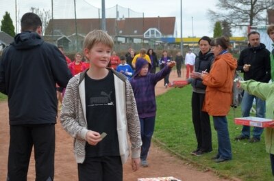 Foto des Albums: Schüler, Eltern und Lehrer beim Spendenlauf (20. 04. 2013)