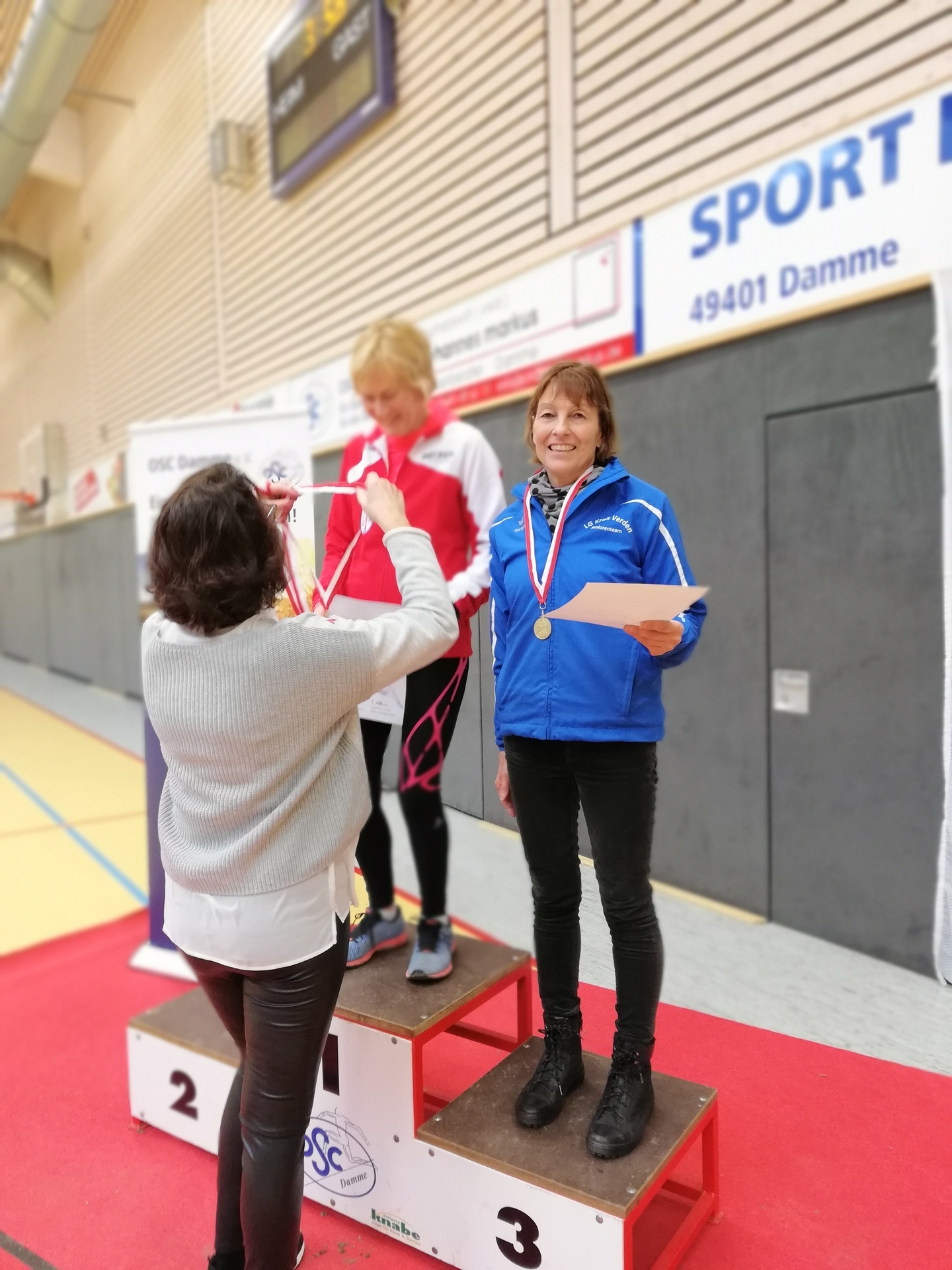 Bild: Ursula Siewert bei der Auszeichnung zum 3. Platz bei den Niedersächsischen Landesmeisterschaften Cross