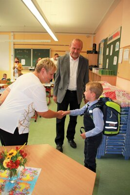 `Hallo` sagten die Erzieherin Frau Schiller und der Klassenleiter Herr Schiewe 
