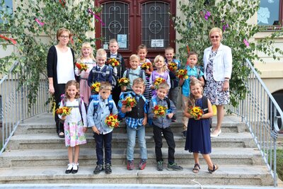 Klasse 1b mit der Erzieherin Frau Umlauft und der Klassenleiterin Frau Dlabola 