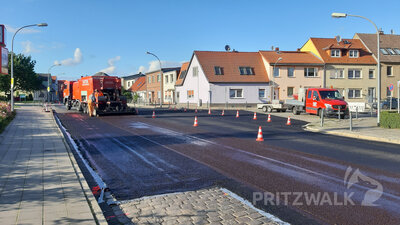 Foto des Albums: Straßenbelag im Kietz wird mit Kaltasphalt repariert