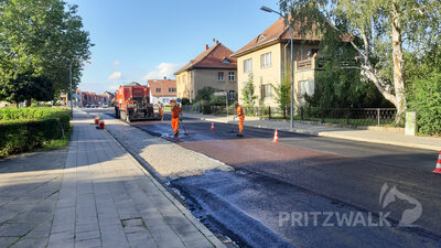 Foto des Albums: Straßenbelag im Kietz wird mit Kaltasphalt repariert