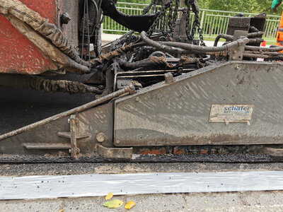 Foto des Albums: Straßenbelag im Kietz wird mit Kaltasphalt repariert