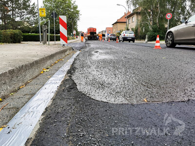 Foto des Albums: Straßenbelag im Kietz wird mit Kaltasphalt repariert