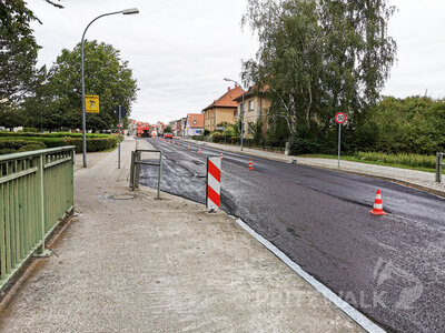 Foto des Albums: Straßenbelag im Kietz wird mit Kaltasphalt repariert