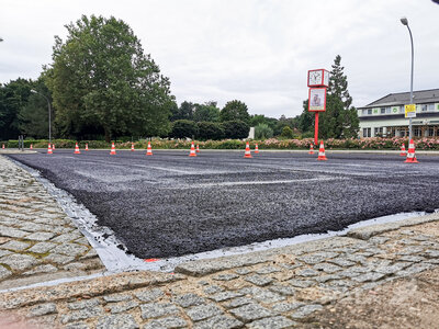 Foto des Albums: Straßenbelag im Kietz wird mit Kaltasphalt repariert