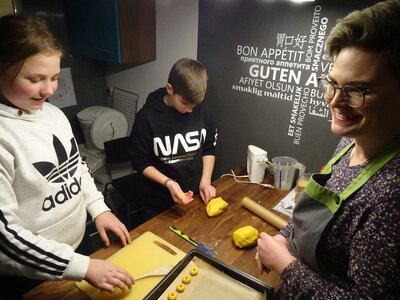 Foto des Albums: Aktionstag mit Claudia: Plätzchen backen