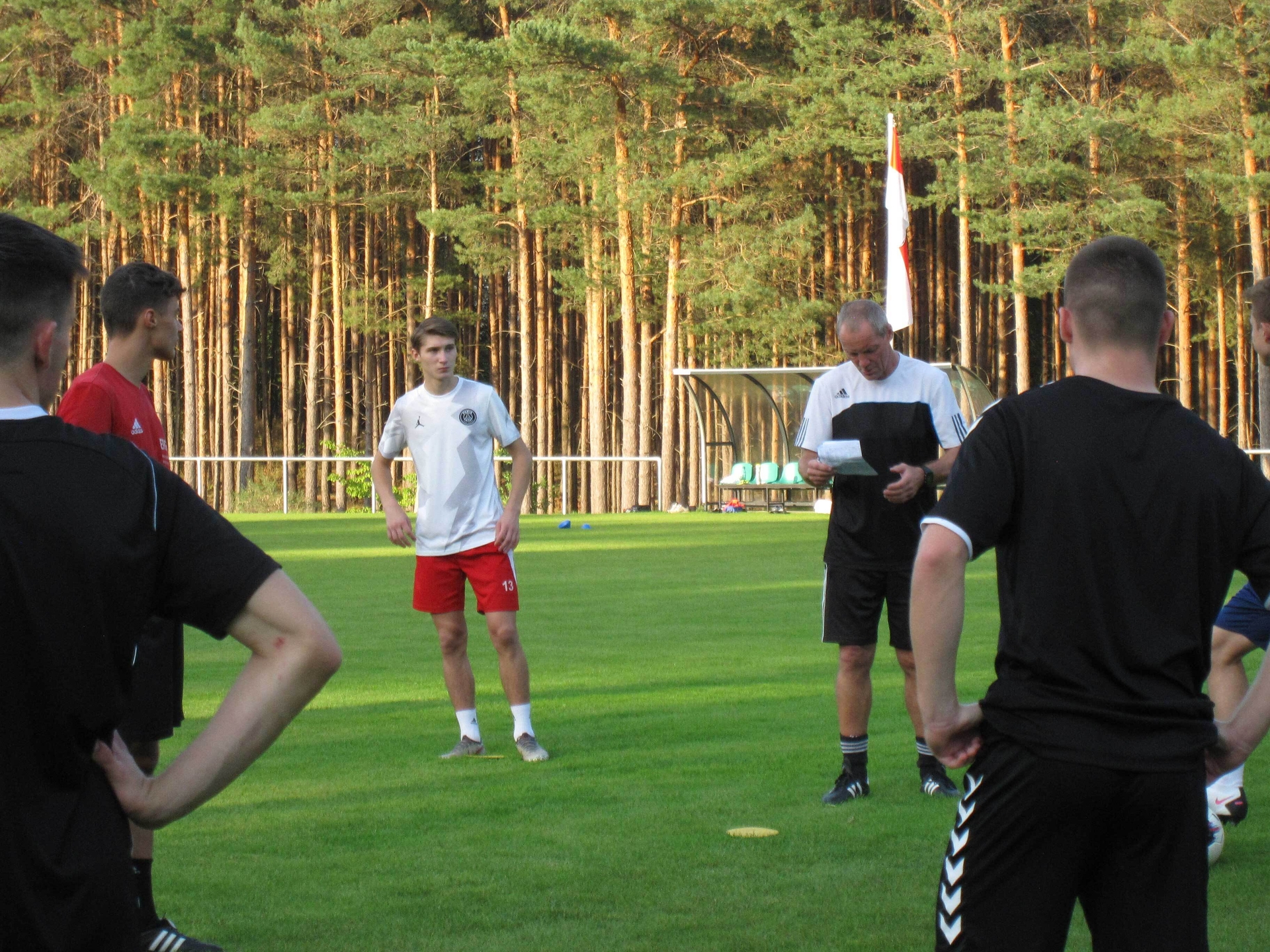 Bild: Trainer Jens Melzig gibt Hinweise.