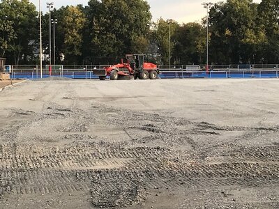 24.09. Herstellen des Planums mittels Grader, Einbringen einer Wurzelsperre an der S&uuml;dseite, Vorbereitung der Fundamente f&uuml;r die Ballfanganlage S&uuml;dseite.  (Bild vergr&ouml;&szlig;ern)