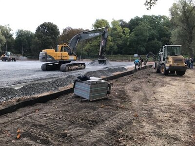 24.09. Herstellen des Planums mittels Grader, Einbringen einer Wurzelsperre an der S&uuml;dseite, Vorbereitung der Fundamente f&uuml;r die Ballfanganlage S&uuml;dseite.  (Bild vergr&ouml;&szlig;ern)