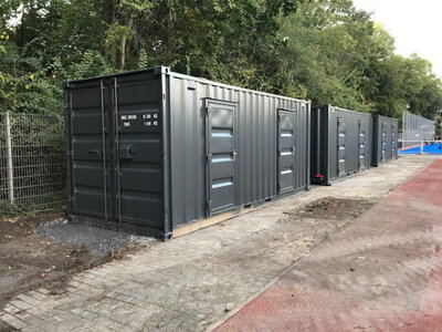 28.09. Lieferung des feinen Splitts zur Herstellung des Planums, Positionierung der Lagercontainer abgeschlossen, Errichtung der Ballfanganlage.  (Bild vergr&ouml;&szlig;ern)