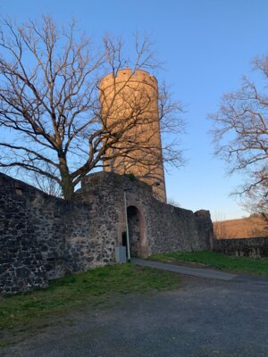 Foto des Albums: Lißberg, Burghalle und Außengelände der Burganlage