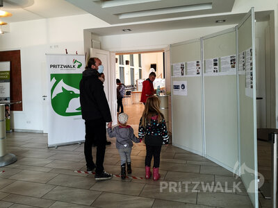 Im Foyer gab es Informationen zu den 33 Projekten. Foto: Beate Vogel  (Bild vergr&ouml;&szlig;ern)