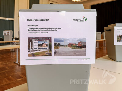 Die Feuerwehrleute aus Pritzwalk gaben ihre Stimme f&uuml;r ihr Projekt nach dem Ausbildungstag ab. Foto: Beate Vogel  (Bild vergr&ouml;&szlig;ern)