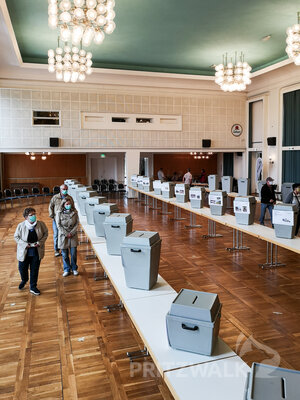 In langen Reihen aufgestellt, konnten die Projekte ausgew&auml;hlt werden. Foto: Beate Vogel  (Bild vergr&ouml;&szlig;ern)