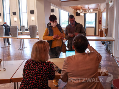 Die Abstimmung lief diesmal unter den geltenden Hygieneregeln ab. Foto: Beate Vogel  (Bild vergr&ouml;&szlig;ern)