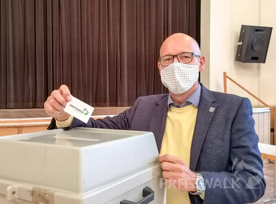 Die Abstimmung lief diesmal unter den geltenden Hygieneregeln ab. Foto: Beate Vogel  (Bild vergr&ouml;&szlig;ern)
