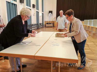 Gleich nach 16 Uhr wurden die Stimmen ausgez&auml;hlt. Foto: Beate Vogel  (Bild vergr&ouml;&szlig;ern)