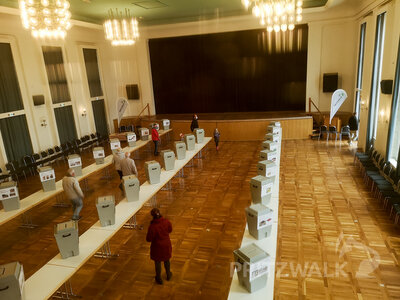 In langen Reihen aufgestellt, konnten die Projekte ausgew&auml;hlt werden. Hier ein Blick durch den Technikraum. Foto: Beate Vogel  (Bild vergr&ouml;&szlig;ern)