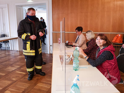 Die Feuerwehrleute aus Pritzwalk gaben ihre Stimme f&uuml;r ihr Projekt nach dem Ausbildungstag ab. Foto: Beate Vogel  (Bild vergr&ouml;&szlig;ern)
