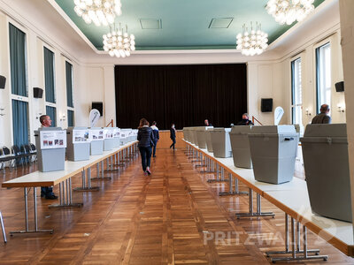 In langen Reihen aufgestellt, konnten die Projekte ausgew&auml;hlt werden. Foto: Beate Vogel  (Bild vergr&ouml;&szlig;ern)