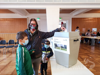 Jane Schnittger war mit ihren Kindern zur Abstimmung gekommen. Foto: Beate Vogel  (Bild vergr&ouml;&szlig;ern)
