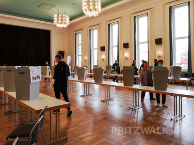 In langen Reihen aufgestellt, konnten die Projekte ausgew&auml;hlt werden. Foto: Beate Vogel  (Bild vergr&ouml;&szlig;ern)