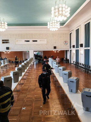 In langen Reihen aufgestellt, konnten die Projekte ausgew&auml;hlt werden. Foto: Beate Vogel  (Bild vergr&ouml;&szlig;ern)