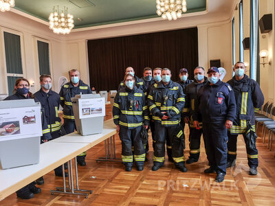 Die Feuerwehrleute aus Pritzwalk gaben ihre Stimme f&uuml;r ihr Projekt nach dem Ausbildungstag ab. Foto: Beate Vogel  (Bild vergr&ouml;&szlig;ern)