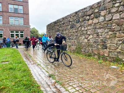 Immer an der Stadtmauer entlang.  (Bild vergr&ouml;&szlig;ern)