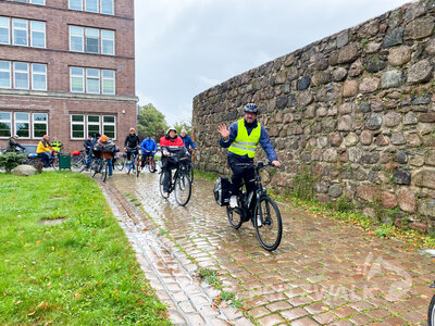 Immer an der Stadtmauer entlang.  (Bild vergr&ouml;&szlig;ern)