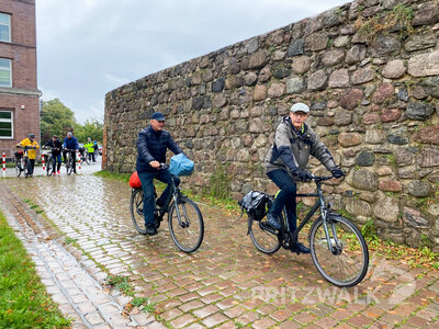 Immer an der Stadtmauer entlang.  (Bild vergr&ouml;&szlig;ern)