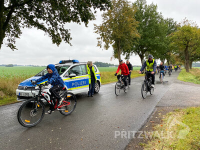 Die Polizei sichert die Strecke ab.  (Bild vergr&ouml;&szlig;ern)